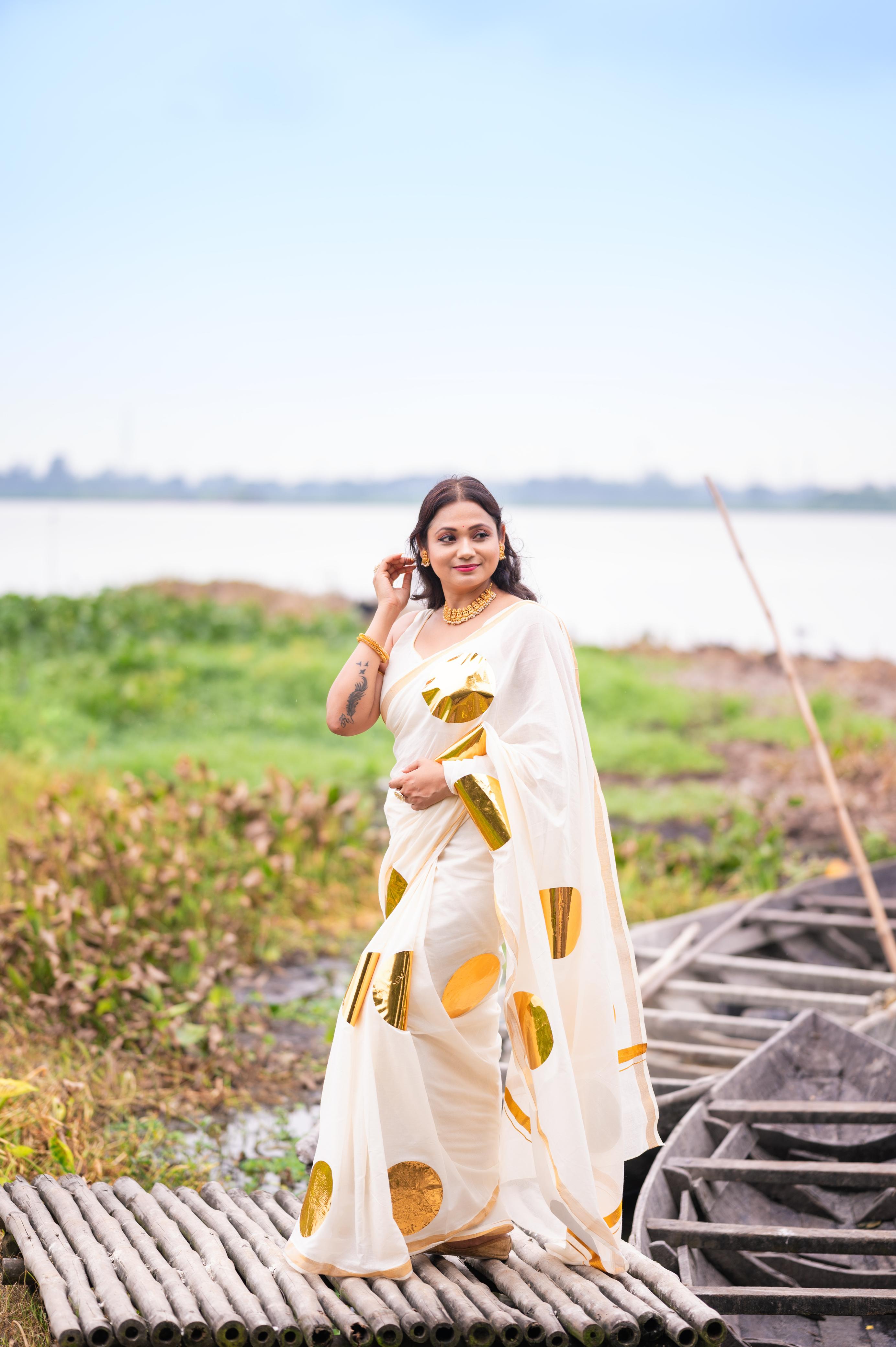 Golden foil round design saree