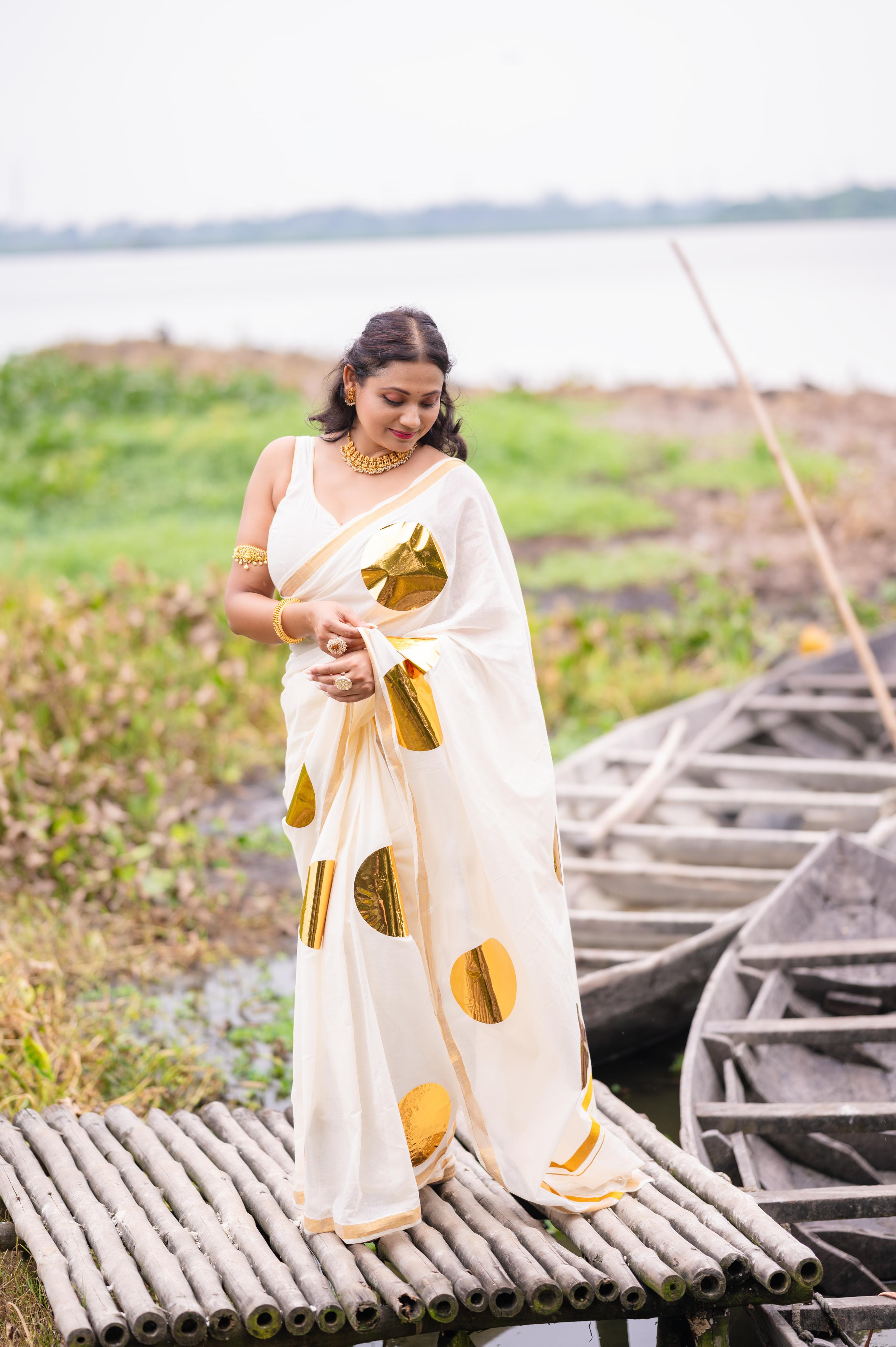 Golden foil round design saree