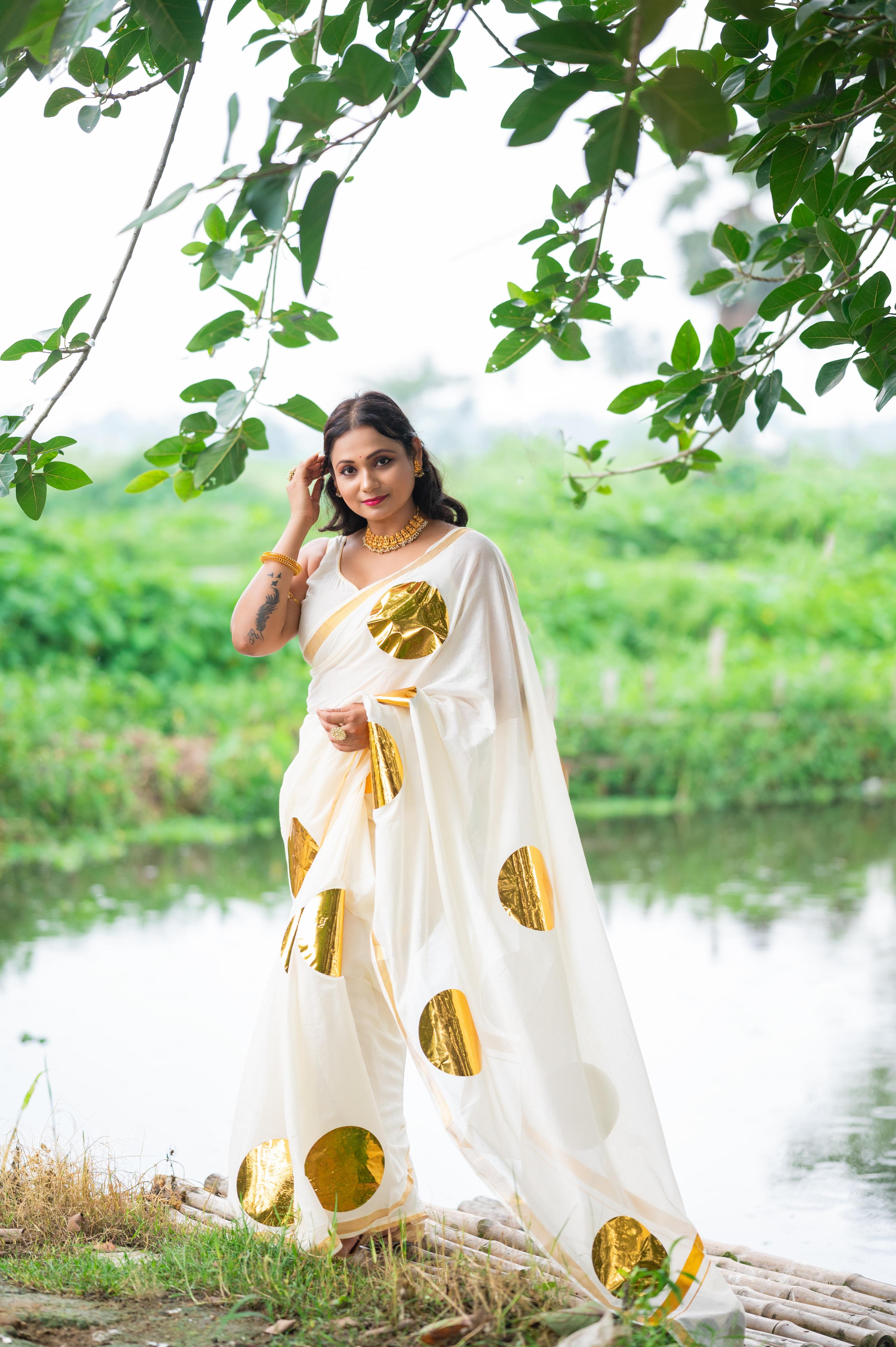 Golden foil round design saree