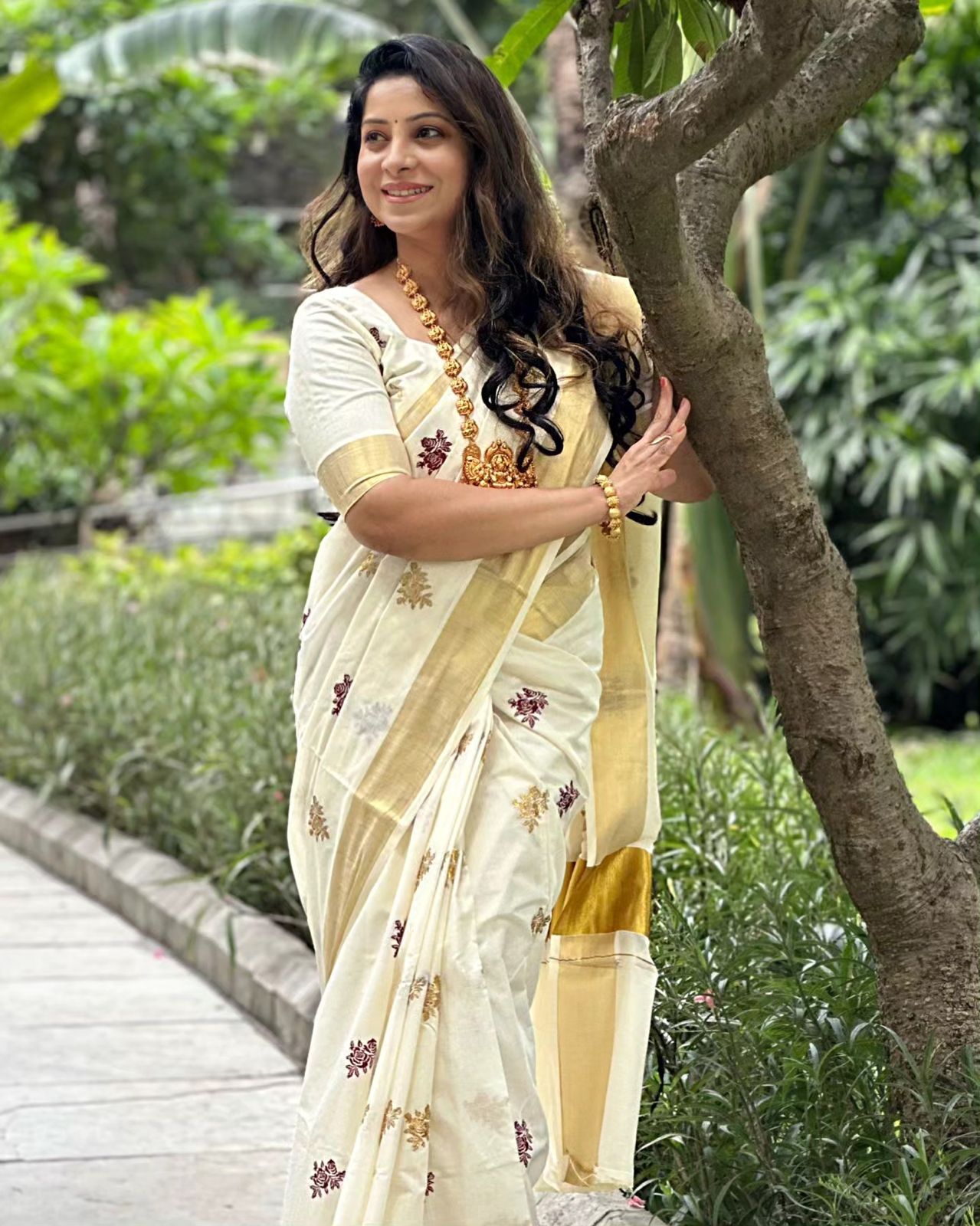 Rose embroidered cotton saree
