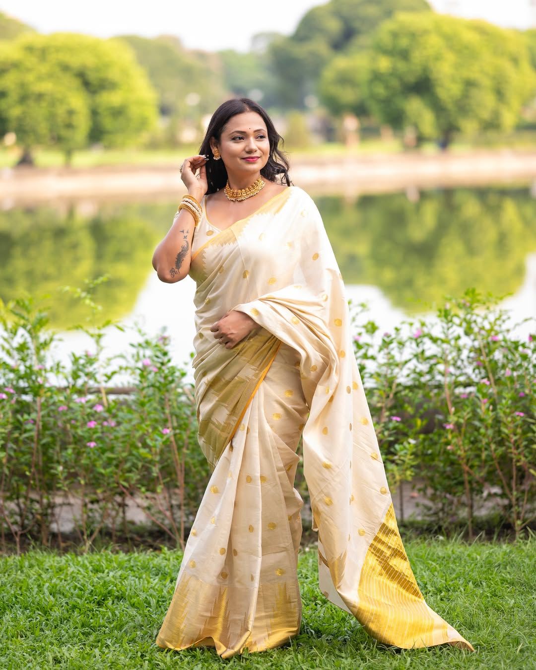 Kaavyam , Handloom Replica tissue saree
