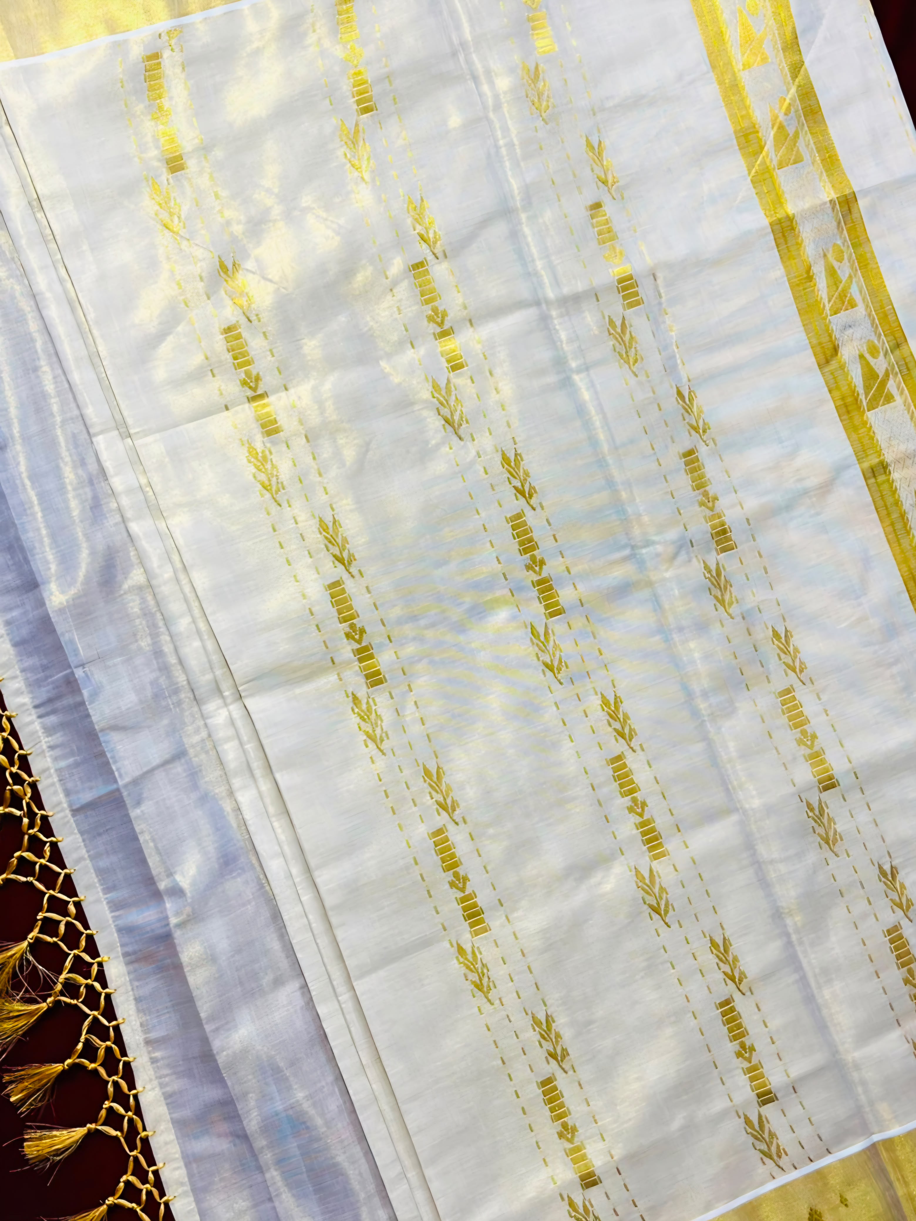 Mayilazhagu : Golden tissue weaved design (handloom replica)